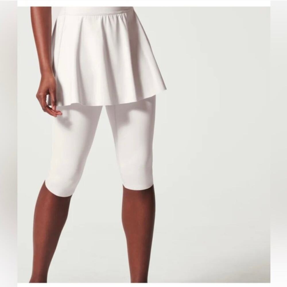 NWT SPANX Booty Boost Around Kneww Skirt . Size XS. Retails $118